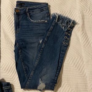 Midrise distressed Zara skinny jeans